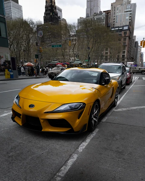 Un auto amarillo en una escena urbana